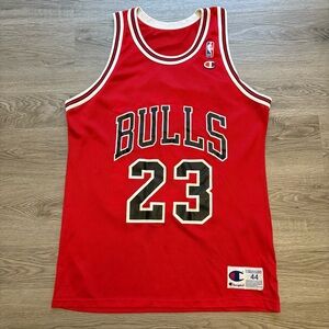 100% Authentic Michael Jordan Vintage Champion 90’s Bulls Jersey 44 L